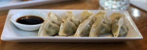 皿に並んだ水餃子