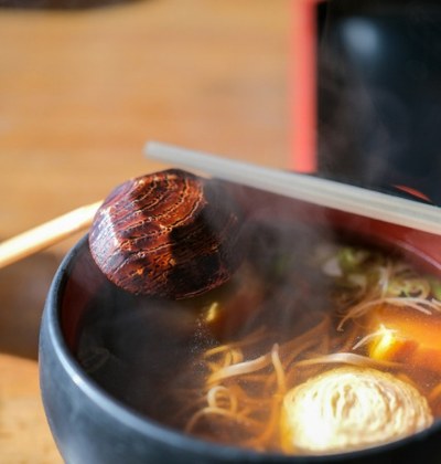 湯気の立つ黒い器のらぁめん