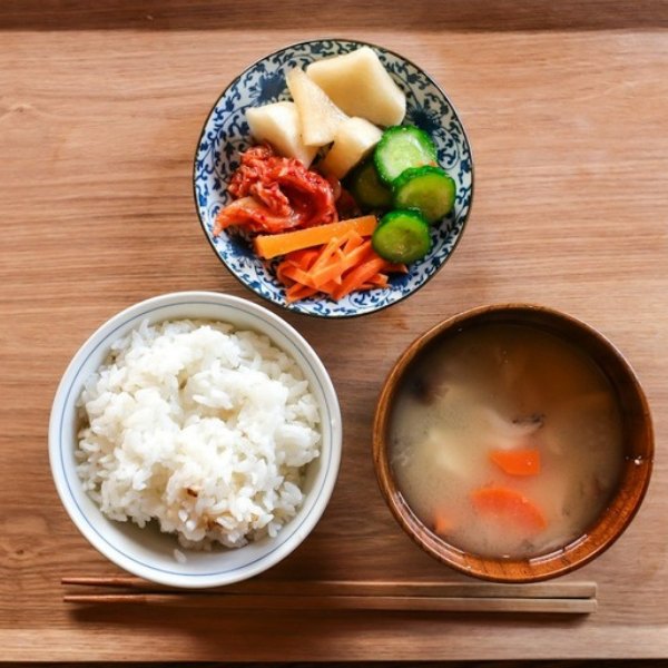 ごはんとみそ汁と小鉢