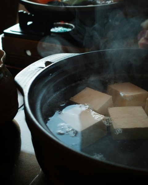 湯気の立つ土鍋