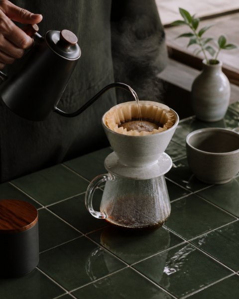 ハンドドリップでコーヒーを淹れているところ