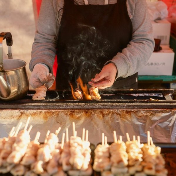 炭火で串を焼く手元