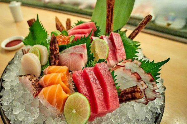 氷の上の刺身の盛り合わせ